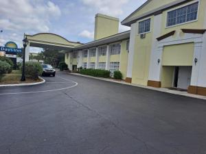 samochód stoi przed budynkiem w obiekcie Days Inn by Wyndham Gainesville University w mieście Gainesville