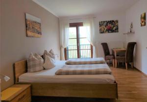 Łóżko lub łóżka w pokoju w obiekcie Gästehaus - Camping- Weinhof Radl