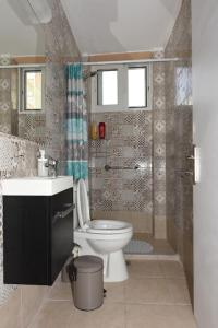 łazienka z toaletą i prysznicem w obiekcie Ηermes Apartment - 3 w Nauplionie