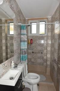 łazienka z toaletą, umywalką i prysznicem w obiekcie Ηermes Apartment - 3 w Nauplionie +35 zdjęć
