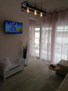 Televízia a/alebo spoločenská miestnosť v ubytovaní Crystal Blue Apartments