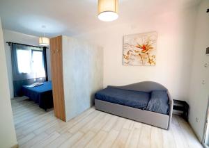 een slaapkamer met een bed en een deur naar een kamer bij Frontemare Village - Hotel, Ristorante & SPA - in Rodi Garganico