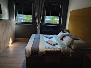 Posteľ alebo postele v izbe v ubytovaní OPÁL Residence Apartman