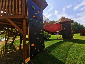 un parque infantil con un muro de escalada y un tobogán en Domek rekreacyjny, en Odrzechowa