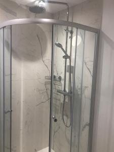a shower in a bathroom with a glass door at O9 KOK appt 3 chambres à 50 m de la mer in Koksijde