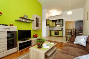 salon z kanapą i telewizorem z płaskim ekranem w obiekcie Apartment Eliana w mieście Zadar