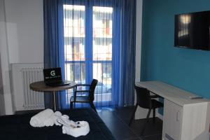 a room with a bed and a table with a laptop at G da nonna rosa in San Severo