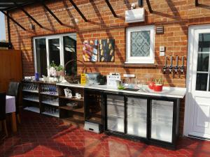 une cuisine avec un comptoir et un mur en briques dans l'établissement South View Country House Sleeps 12 - Hot Tub - Views, à Henley in Arden