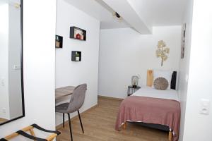 a bedroom with a bed and a desk and a chair at #Sweet Dreams By Nogar'Homes - WiFi-Netflix-Climatisation in Nogaro +3 photos