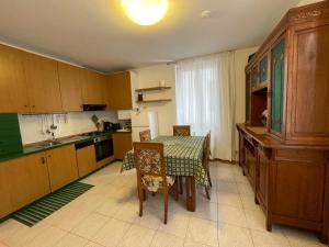 cocina con mesa, mesa y sillas en Cozy apartment with private parking on Domaso's lakeside - Larihome A09, en Domaso