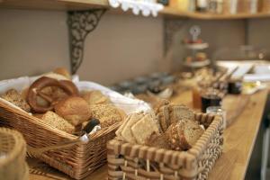 two baskets of bread sitting on a table at Pension & Seminarhaus "Haus am Fluss" in Laurenburg