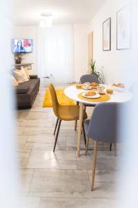 sala de estar con mesa y sillas en "Skalinada" Apartments in the Heart of Split, en Split