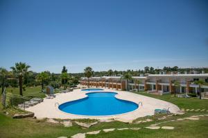 ein Bild eines Pools in einem Resort in der Unterkunft Sunny villa facing the swimming pool in Fontainhas