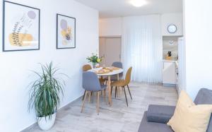 comedor y sala de estar con mesa y sillas en "Skalinada" Apartments in the Heart of Split, en Split