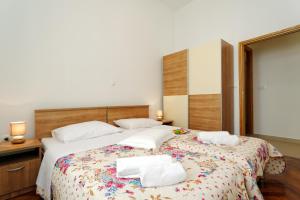 1 dormitorio con 1 cama grande y toallas. en Apartment Eliana, en Zadar