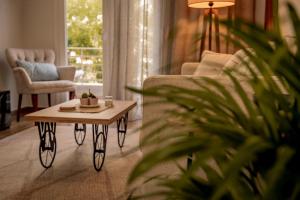 - un salon avec un canapé et une table basse dans l'établissement Aphrodite's Apartment on Agia Sofia Midas Home, à Thessalonique