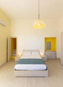 Una cama o camas en una habitación de La Casa di Renata - Gioia Apartments