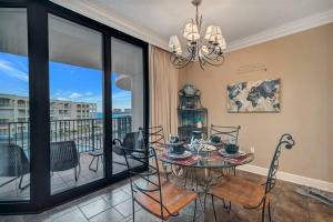 Χώρος καθιστικού στο Lighthouse on the Bay 2308 - Captivating Bayfront & Dog Friendly Condo!