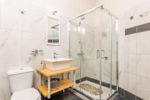 Koupelna v ubytování Koukos Loft Apartments + 37 fotografií