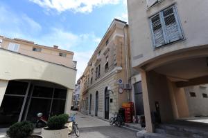 pusta ulica w mieście z budynkami w obiekcie Apartment Eliana w mieście Zadar