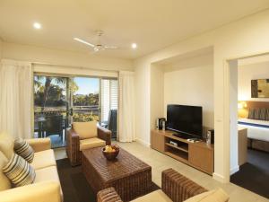 Oaks Broome Hotel的电视和/或娱乐中心