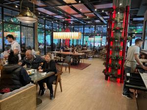 een groep mensen die aan tafel zitten in een restaurant bij Yeşilyurt Park Otel in Corlu