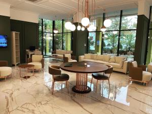 a lobby with a table and chairs and a living room at Yeşilyurt Park Otel in Corlu