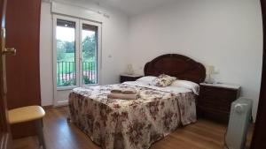 Un dormitorio con una cama grande y una ventana en Casa rural sofia, en Selaya