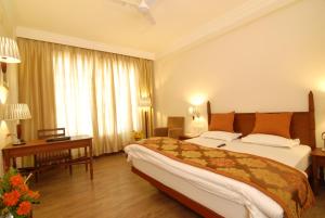 Postel nebo postele na pokoji v ubytování Chanakya Bnr Hotel