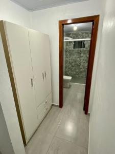 Ванная комната в Apartamento em chácara próximo as praias com piscina e quiosque com internet
