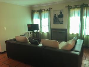 a living room with a couch and two windows at Casa en B° Tres Cerritos, Salta Capital. Alquiler Temporal in Salta