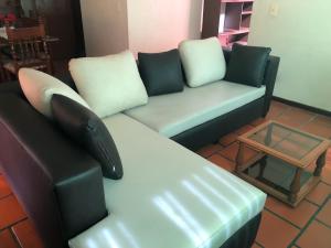 sala de estar con sofá y mesa de centro en Casa en B° Tres Cerritos, Salta Capital. Alquiler Temporal en Salta