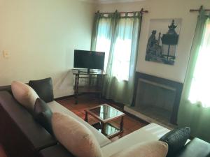 sala de estar con sofá y TV en Casa en B° Tres Cerritos, Salta Capital. Alquiler Temporal en Salta
