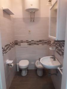 een badkamer met een toilet en een wastafel bij Casa di Pietro in Porto Azzurro