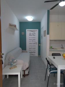 een kamer met een bed, een tafel en een keuken bij Casa di Pietro in Porto Azzurro