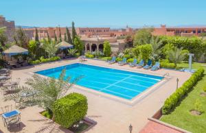 an overhead view of a swimming pool in a resort at Ksar Ben Youssef in Ouarzazate