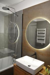y baño con lavabo y espejo. en Lighter Apartment, en Gdansk
