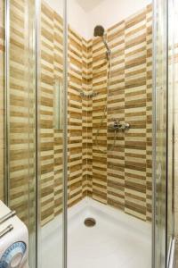 een douche met een glazen deur in de badkamer bij Flat White Apartment in Boedapest