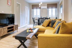 Μια τηλεόραση ή/και κέντρο ψυχαγωγίας στο Cheerful apartment in the heart of Corfu Old Town