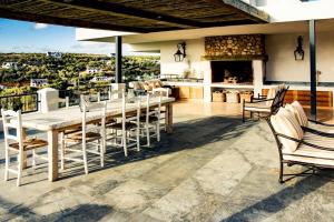 uma cozinha e sala de jantar com mesa e cadeiras em Oudewerfskloof Olive Farm em Stilbaai