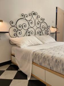 a bed with a metal headboard in a bedroom at La Lampara Camogli in Camogli +29 photos