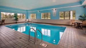ein großer Pool in einem Hotelzimmer in der Unterkunft Best Western University Inn in Urbana