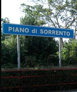 een blauw straatbord met plano del corner bij B&B San Michele in Piano di Sorrento