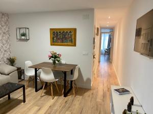 a living room and dining room with a table and chairs at A Fonte -Acogedor apartamento en pleno centro de Ourense in Ourense