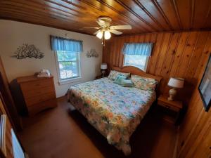 Llit o llits en una habitació de Atlantic Winds Condos