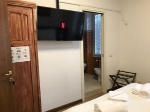 TV at/o entertainment center sa Verona Apartments & Rooms Porta Vittoria