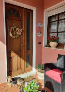 a dog laying on the floor in front of a door at Appartamento Domusnovas in Domusnovas