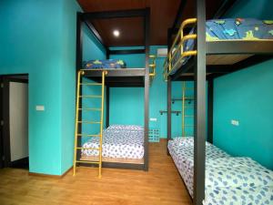 Katil dua tingkat atau katil-katil dua tingkat dalam bilik di DE' IMPIIANA VILLA Johor 1st Waterfalls Villa No Party and Event