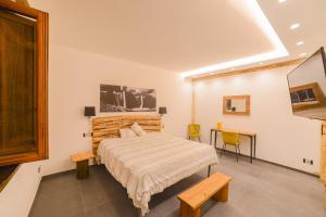 Schlafzimmer mit einem Bett und einem Tisch in der Unterkunft Antichi Orti del Sole in Agerola