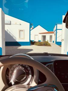 une vue depuis l'intérieur d'une voiture avec un volant de direction dans l'établissement Joia da Casa, à Sobral